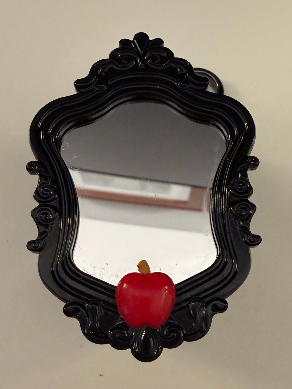 Bath & Body Works Evil Queen Mirror Sanitize Clip - Picture 2 of 3